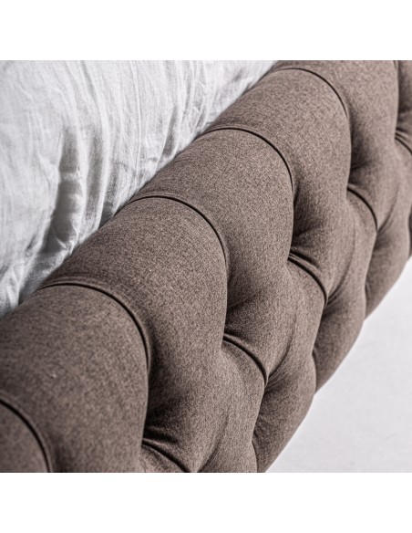 Cama Oslo Tapizada en Terciopelo Marrón con Cabecero Capitoné – Vical Home
