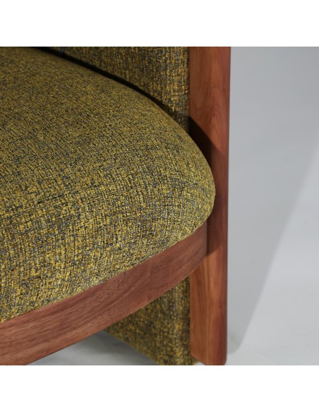 Sillón Vical en Madera de Pino Marrón con Tapizado Jaspeado Amarillo, Gris y Negro – Estilo Contemporáneo