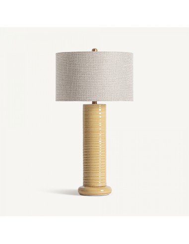 Lámpara de sobremesa contemporánea de cerámica ocre con pantalla de lino beige y estructura de hierro dorado – VICAL