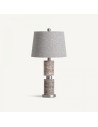 Lámpara de sobremesa art déco de travertino en tonos neutros con estructura de hierro plata y pantalla de lino gris – VICAL