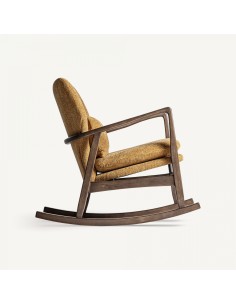 Mecedora KELLY de VICAL en madera de fresno y tapizado ocre jaspeado, ideal para rincones de lectura con encanto natural. 2