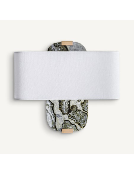 Luz con carácter. Mármol, bronce y elegancia en cada detalle.