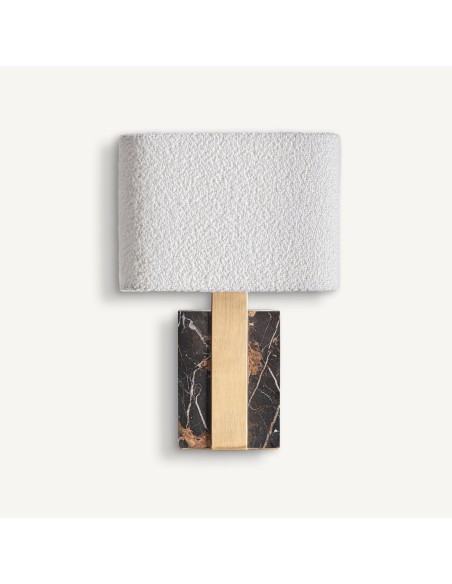 Luz sofisticada. Mármol y bronce para un ambiente con personalidad.