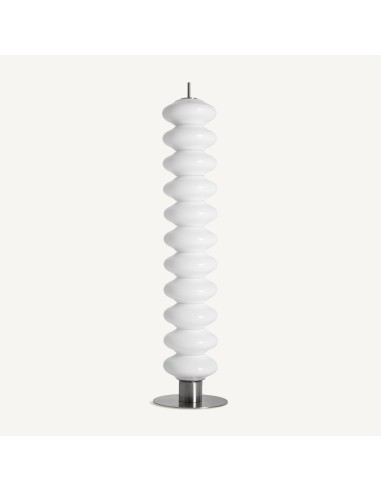 Lámpara de pie Tiare de Vicalhome en cristal blanco y hierro plata. Ilumina con diseño y elegancia cualquier rincón de tu hogar.