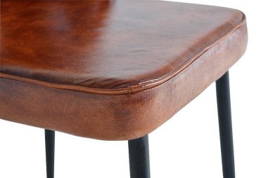 Silla tapizada en cuero marrón de Giner y...