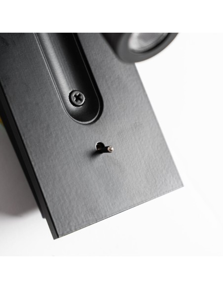 Aplique Nahie de Vical Home – Diseño Contemporáneo en Acero Negro