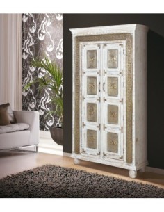 Armario de madera de mango blanco decapado con detalles en bronce de Giner y Colomer