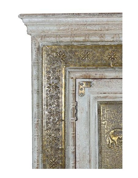 Armario de Madera de Mango Blanco Decapado con Detalles en Bronce – Giner y Colomer