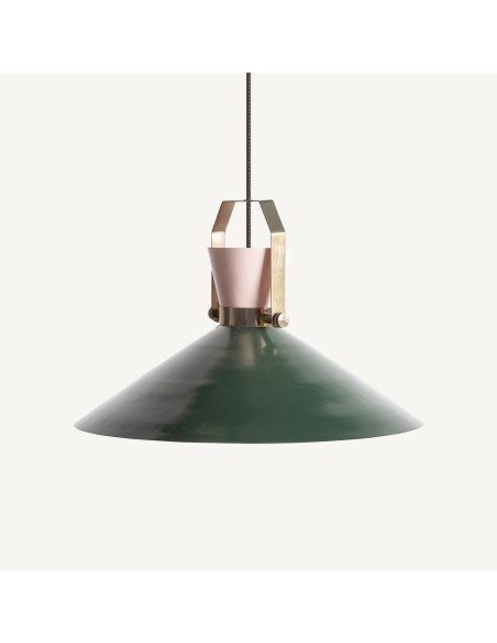 Lámpara de colgar de Vical Home, fabricada en hierro y combinada con detalles en latón.