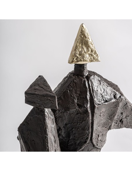 Figura Decorativa de Resina Negra – Vical Home Diseño Escultural Alto