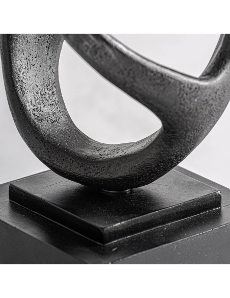 Figura Decorativa de Resina Negra – Vical Home Diseño Vertical y Elegante