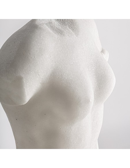 Escultura Decorativa Alta en Resina Blanca – Vical Home Diseño Elegante y Moderno