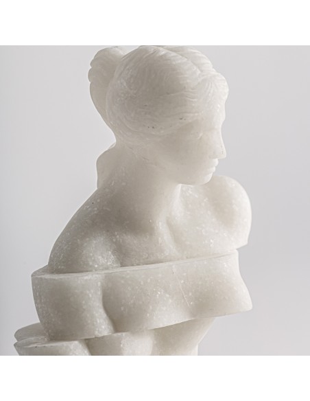 Figura Decorativa en Resina Blanco Roto – Vical Home Diseño Elegante y Minimalista