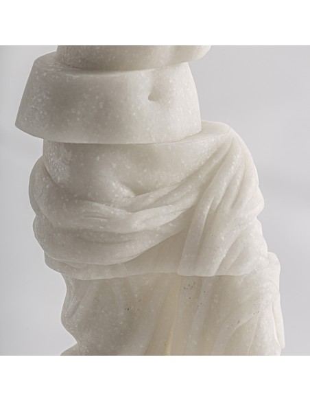 Figura Decorativa en Resina Blanco Roto – Vical Home Diseño Elegante y Minimalista