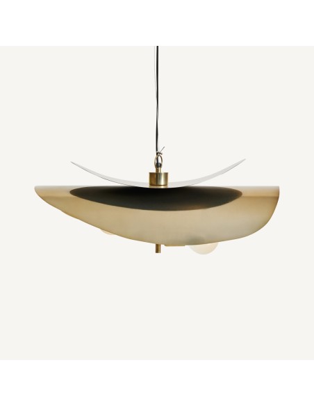 Lámpara de colgar de hierro en color negro y dorado, diseño elegante de estilo art déco con medidas 70x51x30 cm.