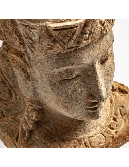 Busto surt thailandés