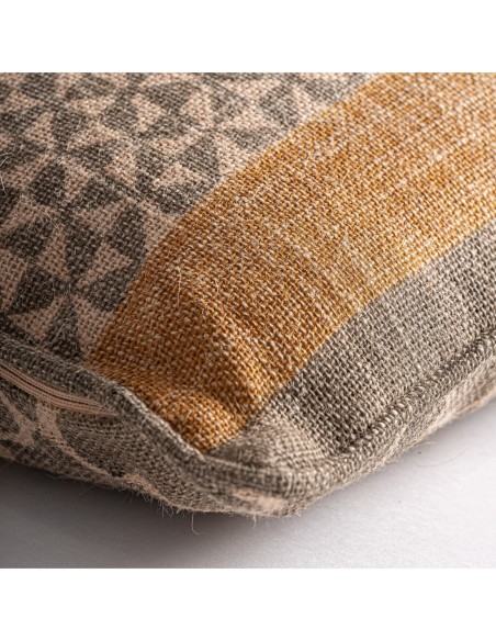 Cojín Narmer de yute beige con fibra natural en ocre y verde – Vical Home | 45x20x45 cm