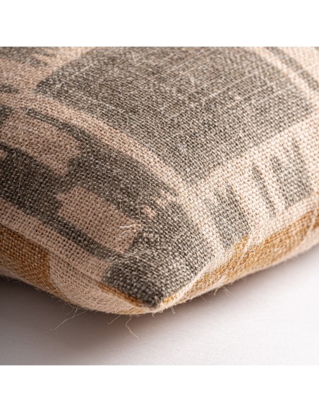 Cojín Khonsu de yute beige y fibra natural ocre – Vical Home | 45x20x45 cm