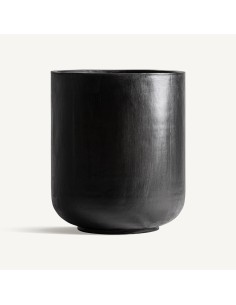 Tinaja decorativa en hormigón negro, estilo contemporáneo y resistente, ideal para salones o zonas lounge