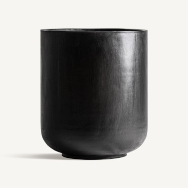 Tinaja decorativa en hormigón negro, estilo contemporáneo y resistente, ideal para salones o zonas lounge