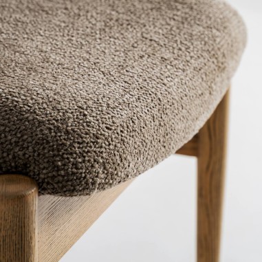 Silla de comedor tapizada en lino color topo...