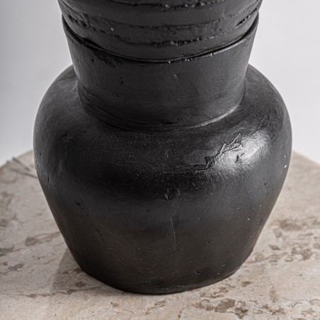Escultura decorativa alta de terracota negra Soma – 220 cm estilo contemporáneo
