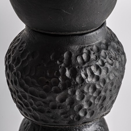Escultura decorativa alta de terracota negra Soma – 220 cm estilo contemporáneo