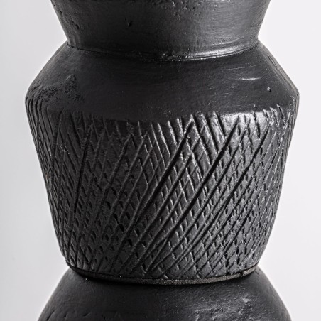 Escultura decorativa alta de terracota negra Soma – 220 cm estilo contemporáneo
